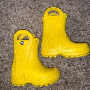 LITTLE KIDS’ CROCS HANDLE IT RAIN BOOT 7c